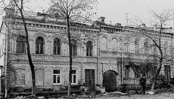 Дом Лаптевых и дом Жуковых выглядят почти как единое целое