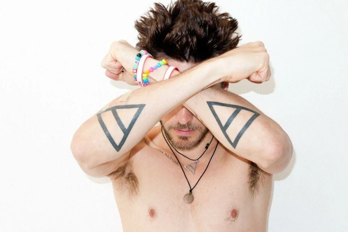 Алхимические треугольники на обоих предплечьях