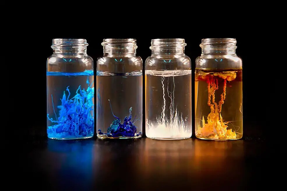 Примеры химических садов, созданных в лаборатории Оливера Стейнбока, профессора химии в Университете штата Флорида. Предоставлено: Предоставлено Университетом штата Флорида.