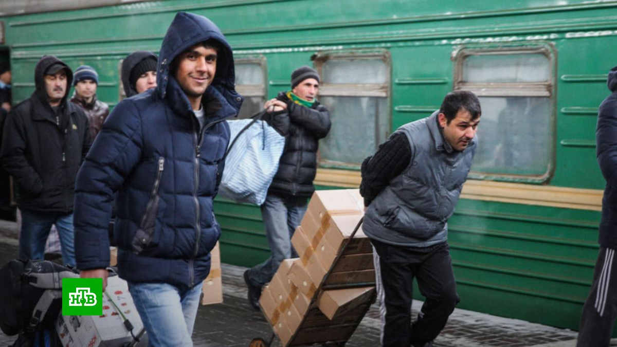 Таджики уезжают на родину. Поезд с мигрантами. Мигранты в России. Трудовые мигранты на вокзале. Мигранты из средней Азии.