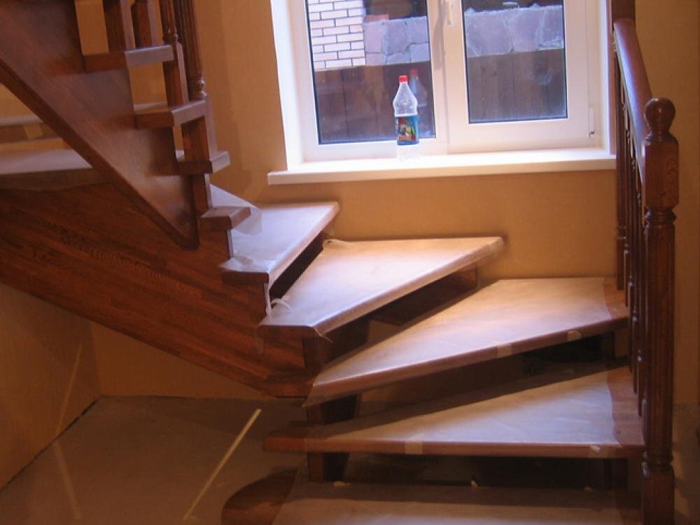 Этот тип лестниц, названный так из-за особенностей конфигурации, считается самым компактным типом маршевых лестниц.