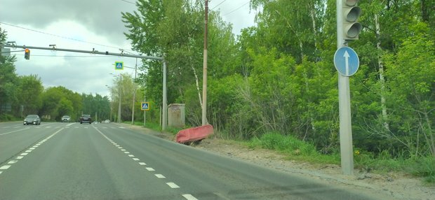 Дорожники «обезопасили» яму водоналивным пластиковым блоком. Фото: Инна Серова/realnoevremya.ru 