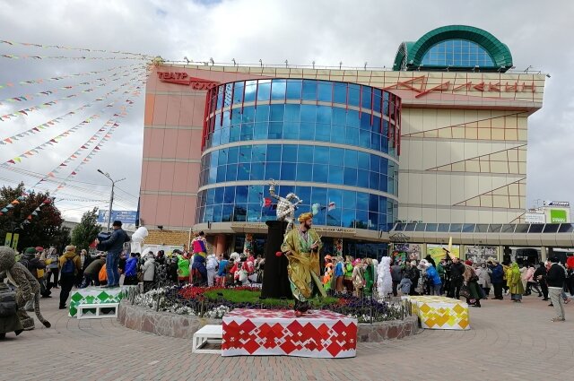    Перед театром происходит шествие. Фото:  АиФ/ Ольга Коробова