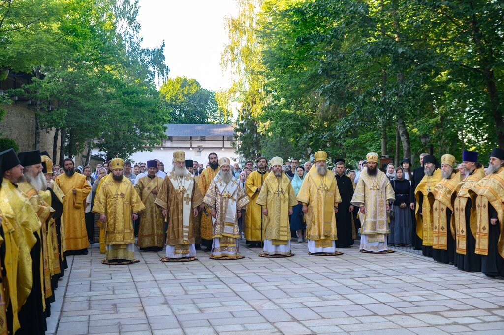 Храм 12 апостолов в Галилее деревья