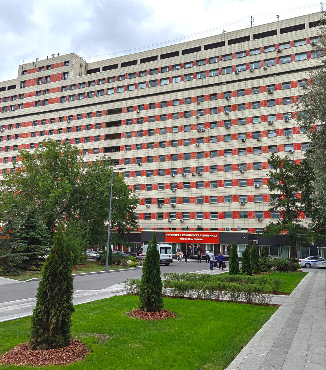 Главный корпус. Наше отделение находится за ним в корпусе поменьше