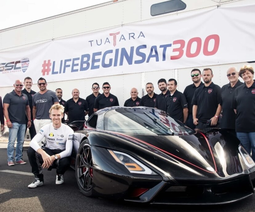 Самая быстрая машина в мире на данный момент SSC Tuatara, гиперкар, в одном из заездов разогналась  532,93 км/ч, но официальным рекордом считаются среднеарифметические 508,73 км/ч. Результат зафиксирован 10 октября 2020 года на перекрытом прямом участке. трассы рядом с Лас-Вегасом.
