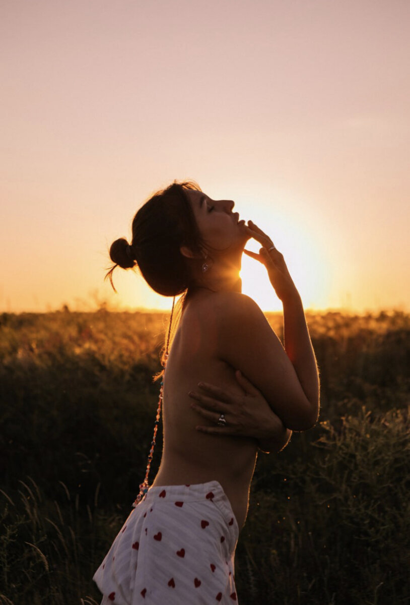 -ты серьезно ? 3 дня на море , а буд то позволяешь себе купить майбах

Да так и идёт наше пробуждение между двумя мирами: на физике ( привычные мирские делишки) и ментально ( слушая душу и летая )

Героине чуть за 30, да у неё свое мнение и она сильна духом и очень интересная и отлетевшая ( как часто слышит в свой адрес ), но периодически дух общества , давит на неё , спинным мозгом , как сказал бы ее отец , она чувствует нависшие молчание общественности над ней со своим *одинокая, бездетная , старая дева, непонятно как живешь * и всякая дичь , она знает что это все не про неё , но иногда сквозит

Вот оно великое пробуждение, порой тебя искрит и все вокруг оживает , а порой ты вляпываешься в житейскую какашку 

-дорогая , ну вспомни , как ты боялась отметить одна Новый год и что в итоге ?
-что в итоге ?
-да это жесть была ! Гавно лилось , откуда мы не ждали 
-да верно , И как быть ?
-слушай себя и сотри стереотипы 
-а собаку брать ? 
-ссышь полностью ехать одна ?
-ссу
-тогда бери 

-Ещё пару лет таких внутренних диалогов и за мной приедут санитары , подумала она и открыла сайт Ржд
#плеядка #рассказ #история 