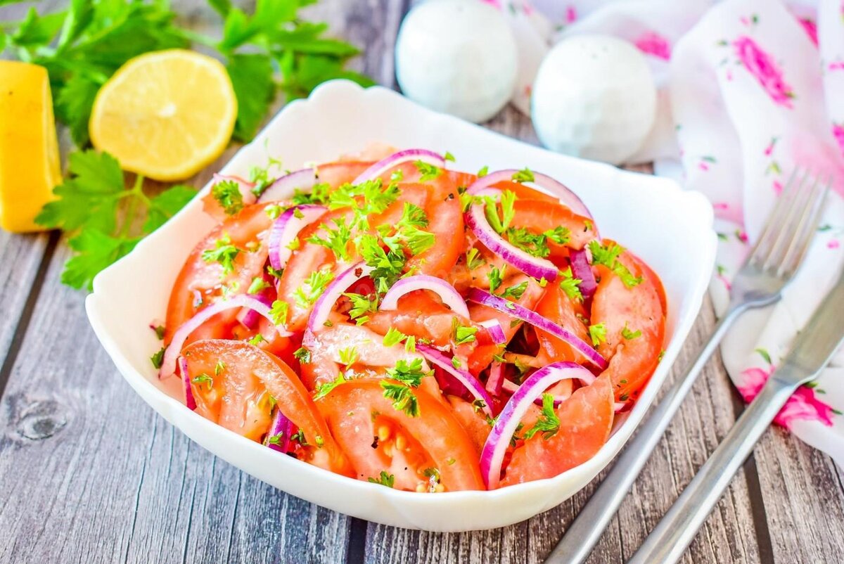 Салат из помидоров и лука.