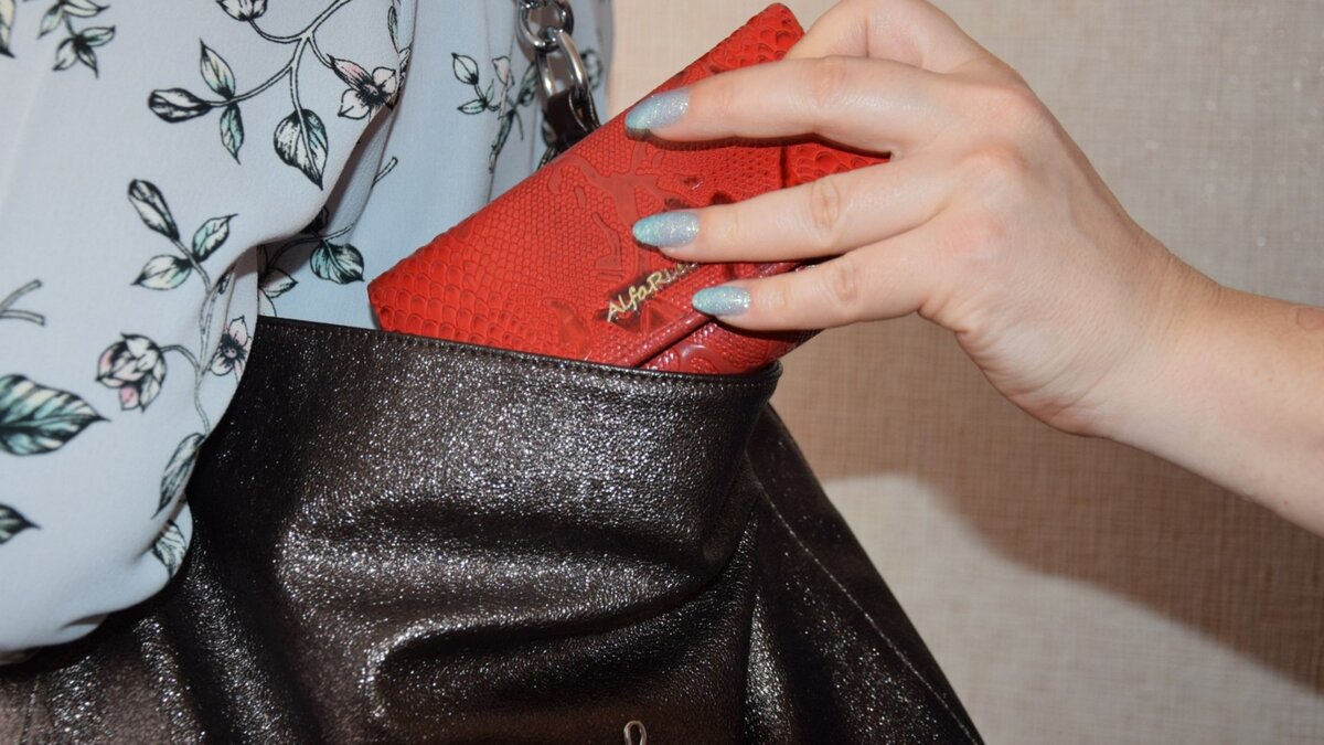     Полиция Приморья задержала мужчину, укравшего у 84-летней женщины сумку с личными вещами и деньгами. Беспринципный вор признался в содеянном и вернул пострадавшей её вещи.