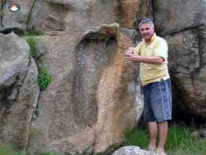 След великана? Артефакт древней цивилизации? Кто мог оставлять на планете миллионы лет назад такие гигантские человеческие следы?