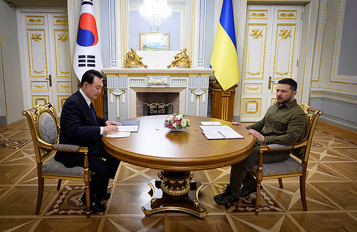    Президент Украины Владимир Зеленский и президент Южной Кореи Юн Сук Ёль на встрече в Киеве.Ukrainian Presidential Press Service/Reuters