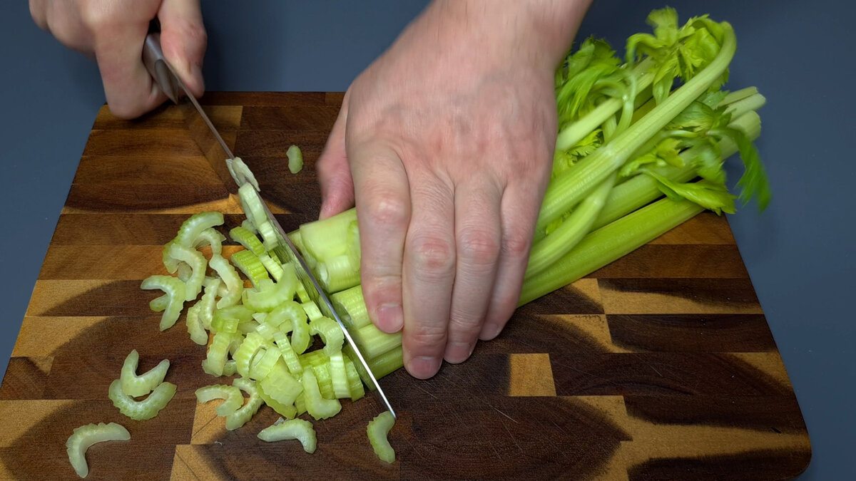 Всем привет! Сегодня делаю заготовку натуральных куриных кубиков для бульона. Куриный бульон по этому рецепту получается насыщенный и яркий, а аромат, ну просто потрясающий!-3