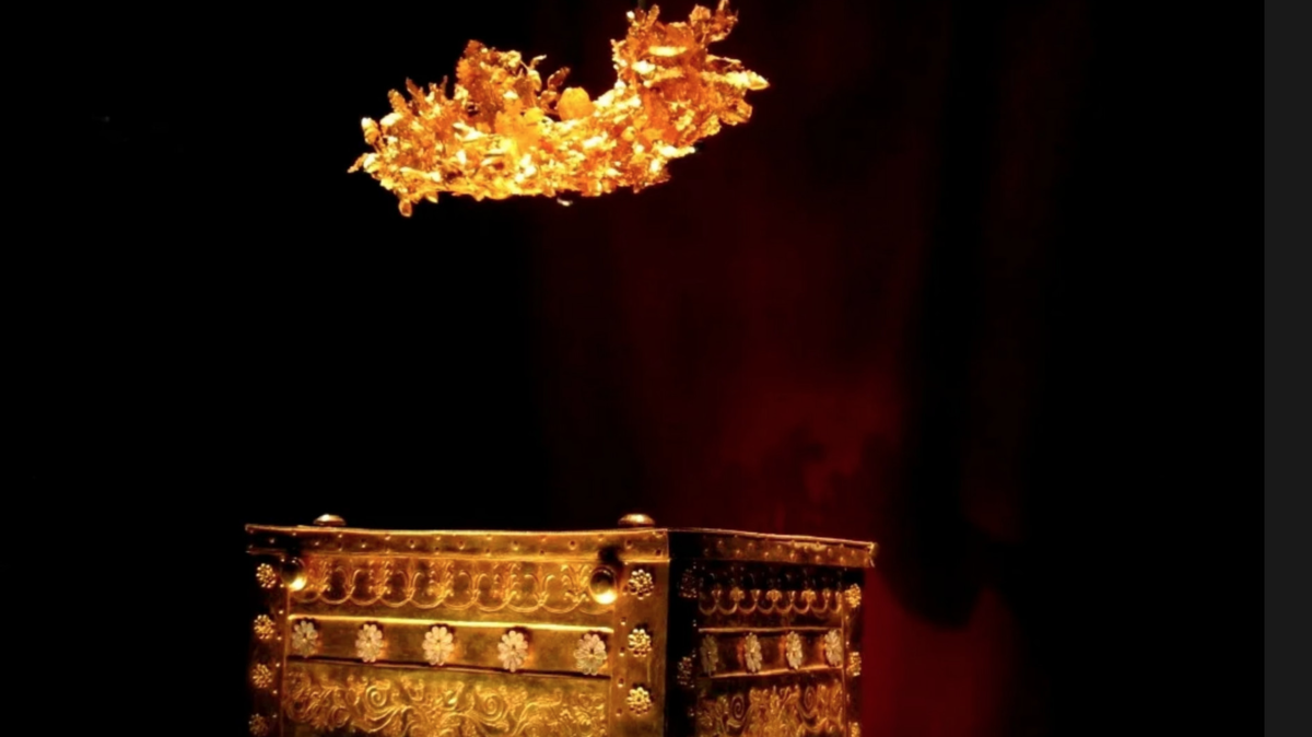 Корона из золотых дубовых листьев и желудей