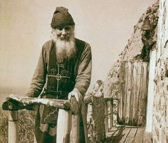 Афонский старец, священник-отшельник Феодосий Карульский. Никакого отношения к Беларуси не имеет, просто красивое фото.