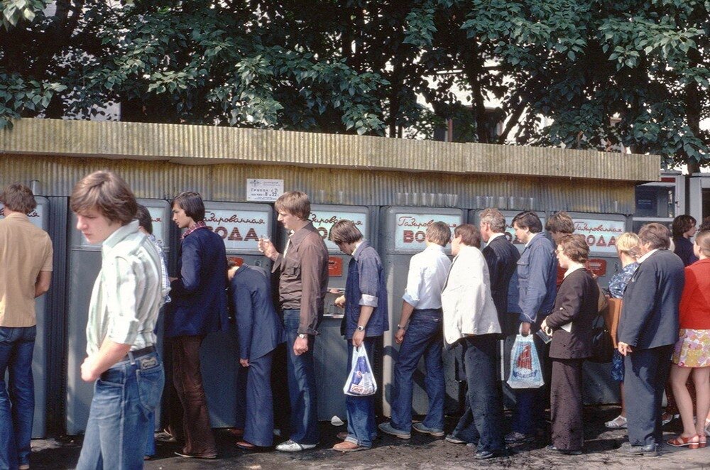 Советская молодежь у автоматов с газводой, 1979 год.