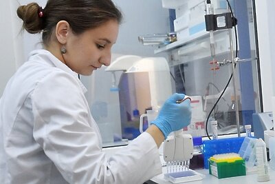    Сотрудница лаборатории проводит испытания вакцины от COVID-19 в центре эпидемиологии и микробиологии имени Н. Ф. Гамалеи. Первая в мире зарегистрированная вакцина от коронавируса COVID-19 "Спутник V", разработана в Национальном центре эпидемиологии и микробиологии имени Н. Ф. Гамалеи. ©Владимир Песня РИА Новости