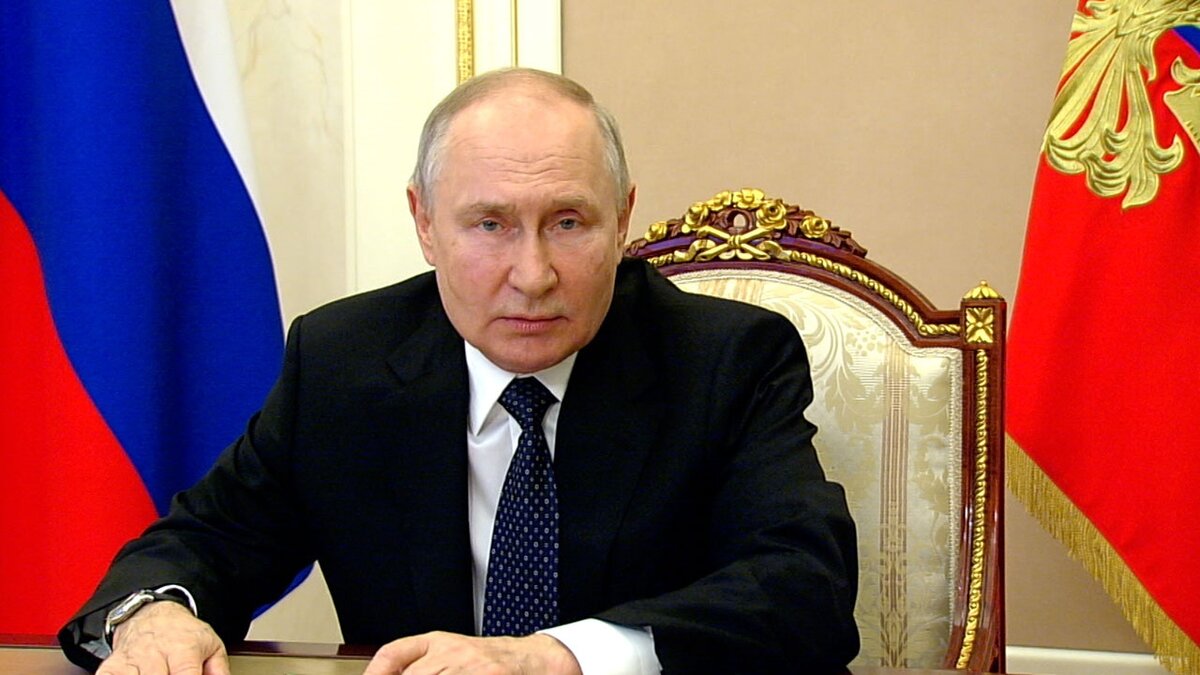 "Сегодня ночью на мосту был совершен очередной террористический акт, погибли люди, ранен ребенок. ️Дано поручение ФСБ, СК РФ детально разобраться в случившемся, уверен, что все обстоятельства теракта будут установлены", - В. Путин.