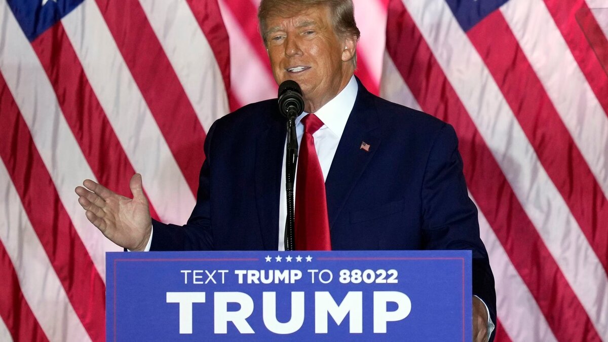     Экс-президент США Дональд Трамп публично заявил, что Минюст США прислал ему извещение о возбуждении уголовного дела, по которому ему грозит арест.