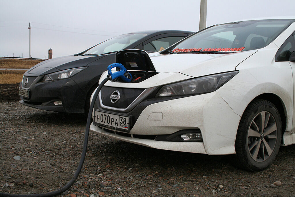 Подержанный праворульный Nissan Leaf - самый популярный электромобиль в России. Наши умельцы научились восстанавливать убитые аккумуляторы, продлевая срок службы таких машин, хотя в самой Японии они бы отправились прямиком на свалку. 