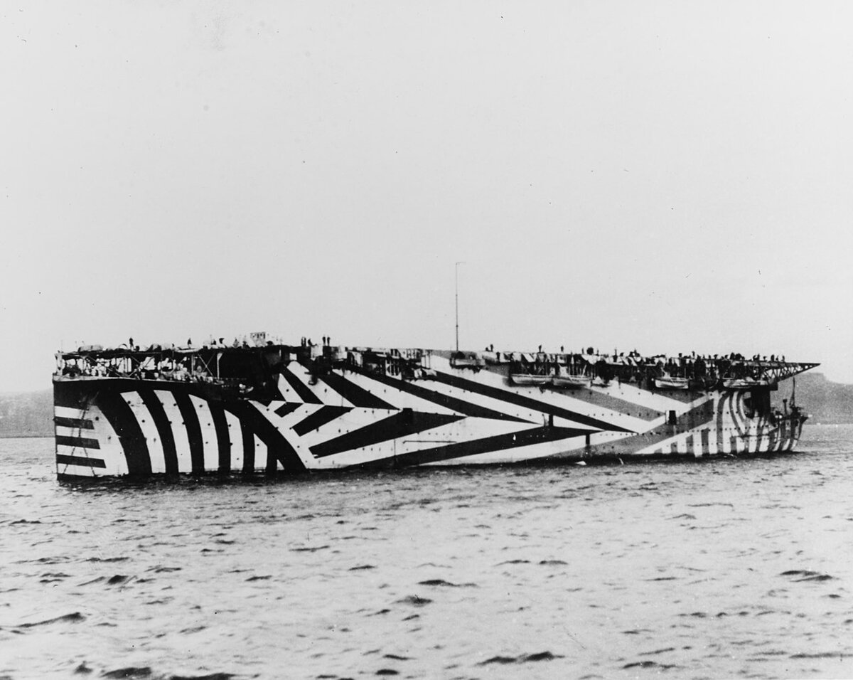 Авианосец HMS Argus в камуфляжной раскраске. Такой тип камуфляжа называется Razzle Dazzle. Это первый в мире авианосец с плоской полётной палубой, изначально заложенный в качестве пассажирского лайнера