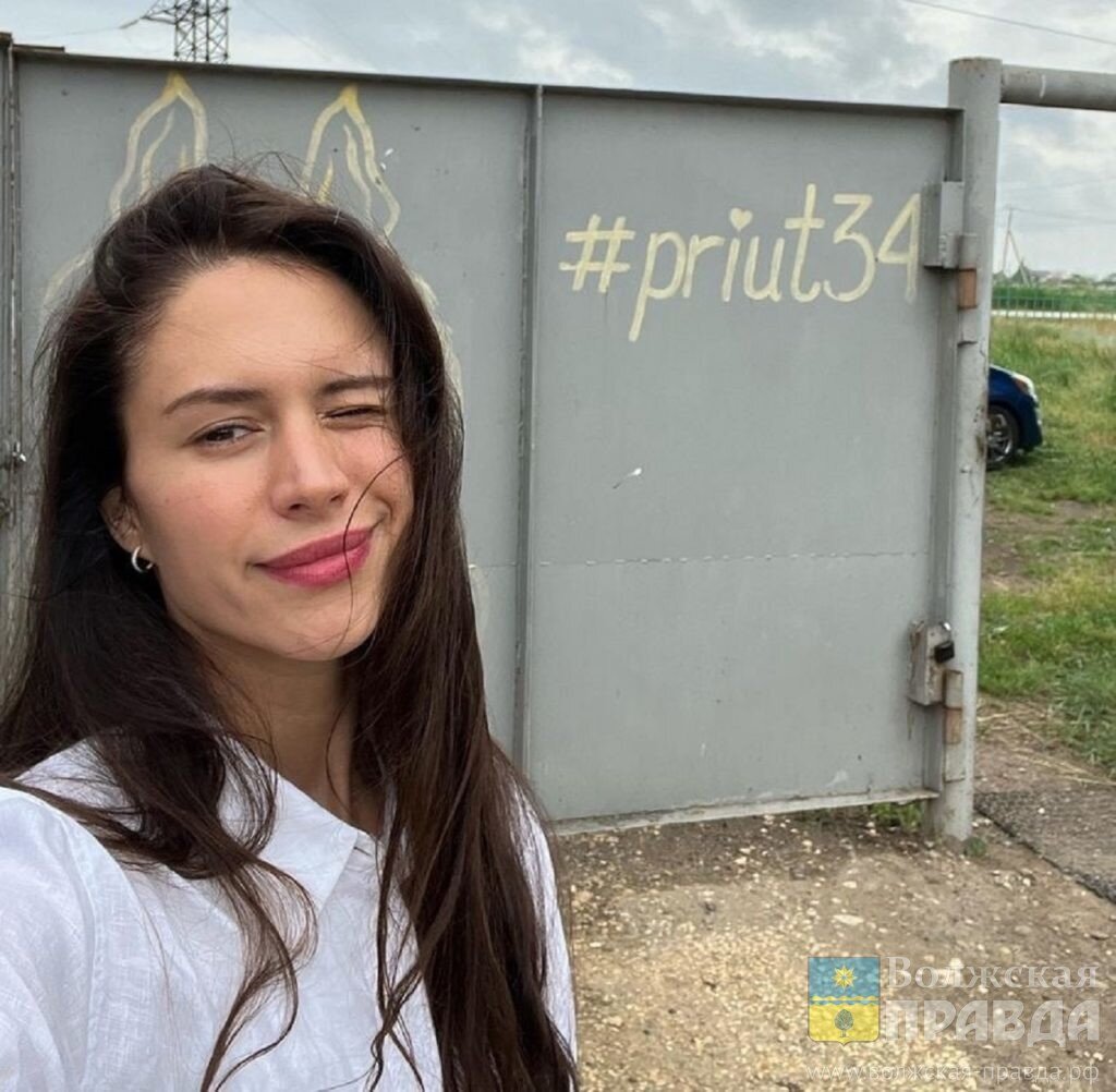 Диана Пожарская у приюта "Уголек". Фото с личной страницы ВКонтакте Дианы Пожарской.📷     Актриса Диана Пожарская передала волжскому приюту для животных «Уголёк» полторы тонны корма
