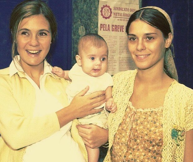 Молодая Назаре с молодой Марией Ду Карму и младенцем.