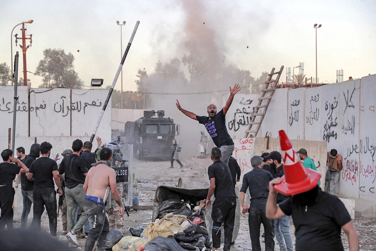  📷 📷 📷 📷 📷 📷 📷 📷 📷 📷    Протестующие подожгли здание шведского посольства в Багдаде