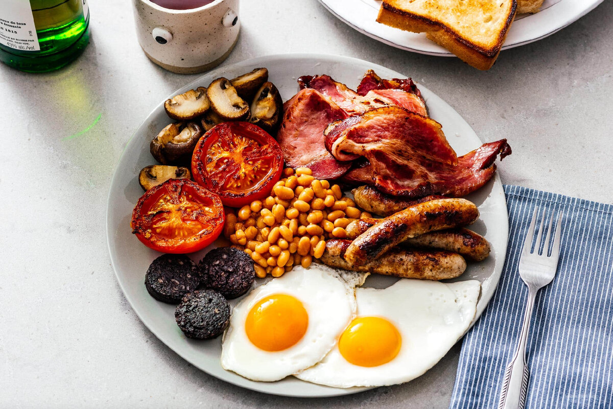 Breakfast face. Бритиш Брекфаст. Английский завтрак Британия. Фул Инглиш Брекфаст. Традиционный британский завтрак.