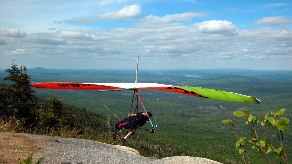     Как сообщает Telegram-канал «112», в Предгорном районе Ставропольского края упал дельтаплан, на котором находились два человека. Летательный аппарат рухнул на гору возле села Юца.