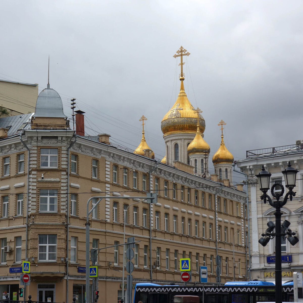 Сретенский монастырь в Москве: терминал для пожертвований, необычная купель  и старые фрески | Душевный шагомер | Дзен