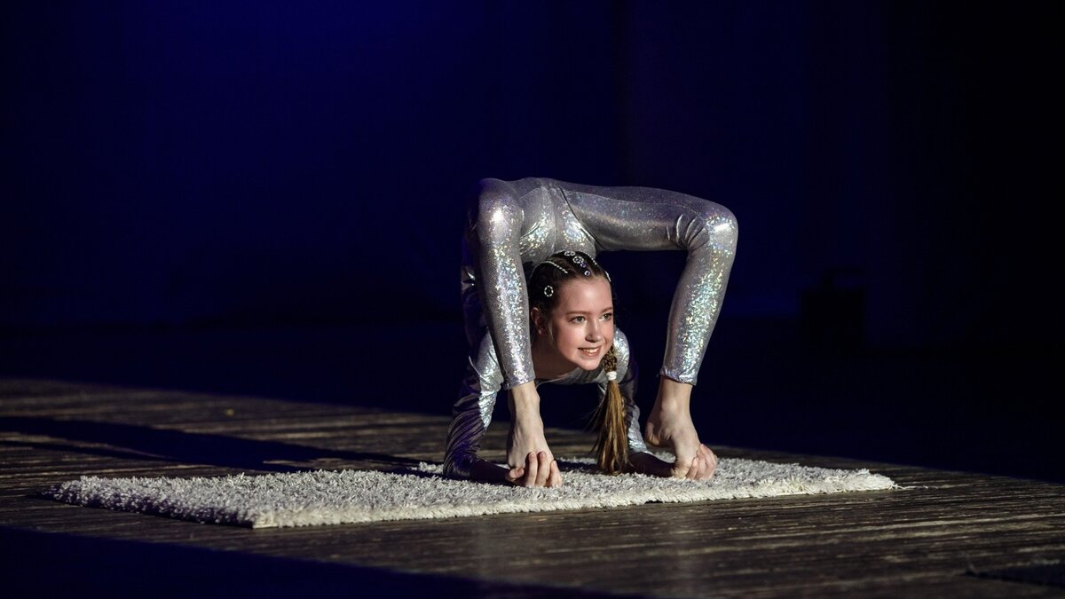     В Хакасии живет 17-летняя Влада Жбанчикова, чья необыкновенная гибкость заставляет сомневаться в законах физики и возможностях человеческого тела. Ее способность скручиваться в узлы и легко складываться пополам кажется такой же естественной, как дыхание.