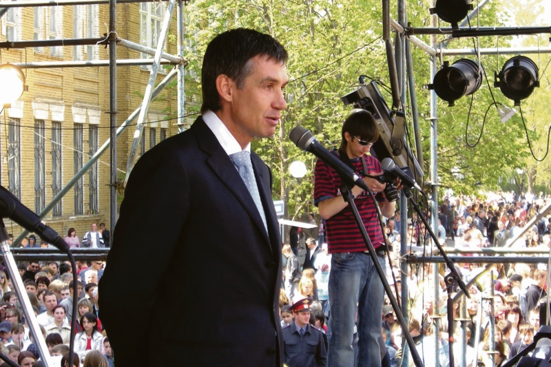 Торжественное открытие шахтинского Арбата, выступает Сергей Понамаренко. 