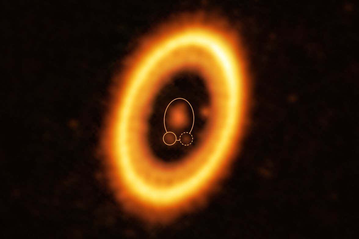 Планетная система PDS имеет звезду в центре (в большом белом круге), вокруг которой вращается планета PDS 70b (в сплошном белом круге) и облако обломков (в пунктирном белом круге). Дальше большое желтое кольцо - это околозвездный диск, формирующий планеты, и на его внутреннем краю находится еще одна планета, PDS 70c ALMA (ESO/NAOJ/NRAO) /Бальсалобре-Руза и др.