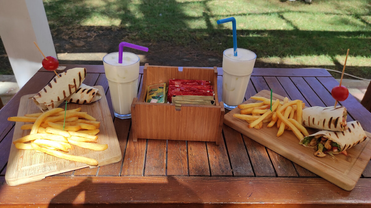 Скромный обед на пляже в прошлом году. Цены в следующих фото в галерее. Фото: Кирилл Полиенко/Polienko: путешествуем вдвоём