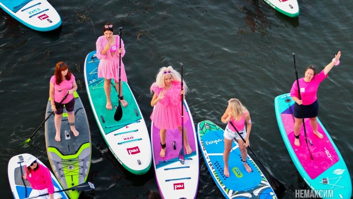     Красноярцы устроили массовый заплыв по Енисею. Они оделись в стиле Барби.