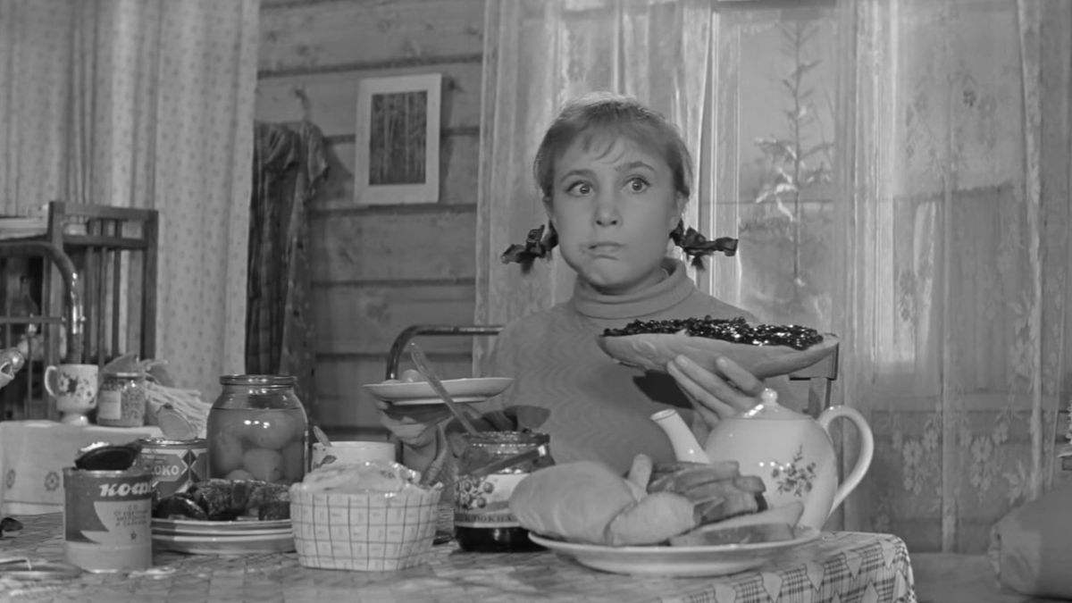 Кадр из советского фильма. Хочу пряники ем хочу. Девчата хочу халву. Надежда румянцева тося. Хочу пряники ем хочу.