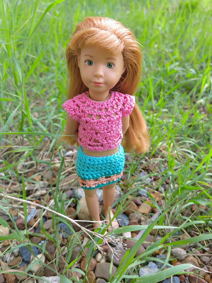 Хлоя в топе и юбочке из комплекта, который вязали в один из прошлых вторников