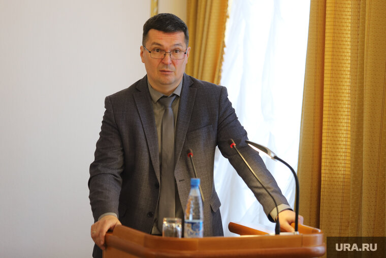    Глава депобра Андрей Кочеров предложил помочь отремонтировать школу в Петухове