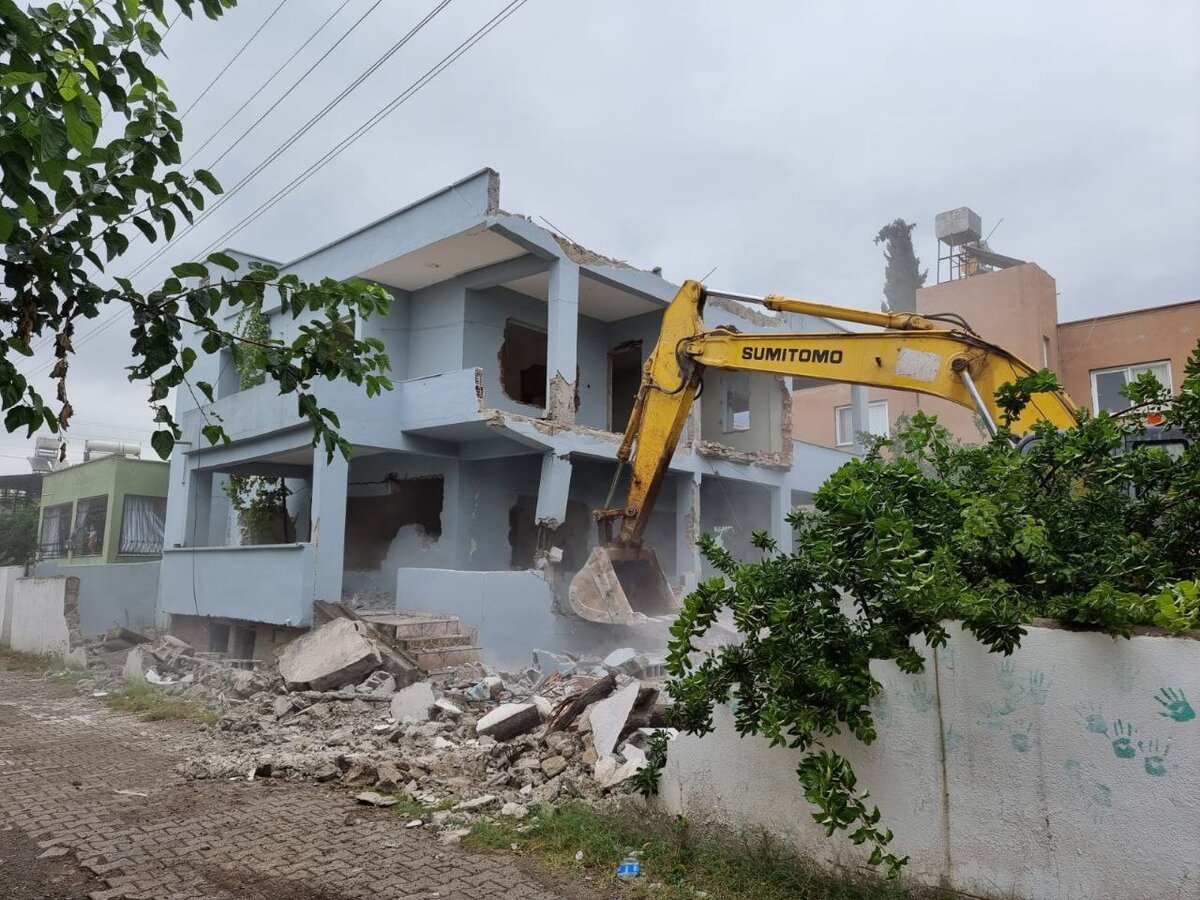 Окна и двери предварительно сняли