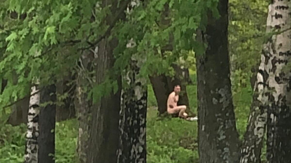     Эксгибициониста заметили в одном из районов города, фото и слова очевидцев опубликовало одно из местных изданий.