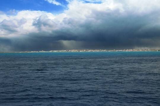    В Сочи и Анапе закрыли пляжи