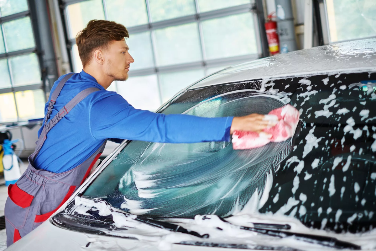 Mobile phone detailing. Мойщик автомобилей. Мужик моет машину. Профессиональная мойка для машины. Мытье лобового стекла.