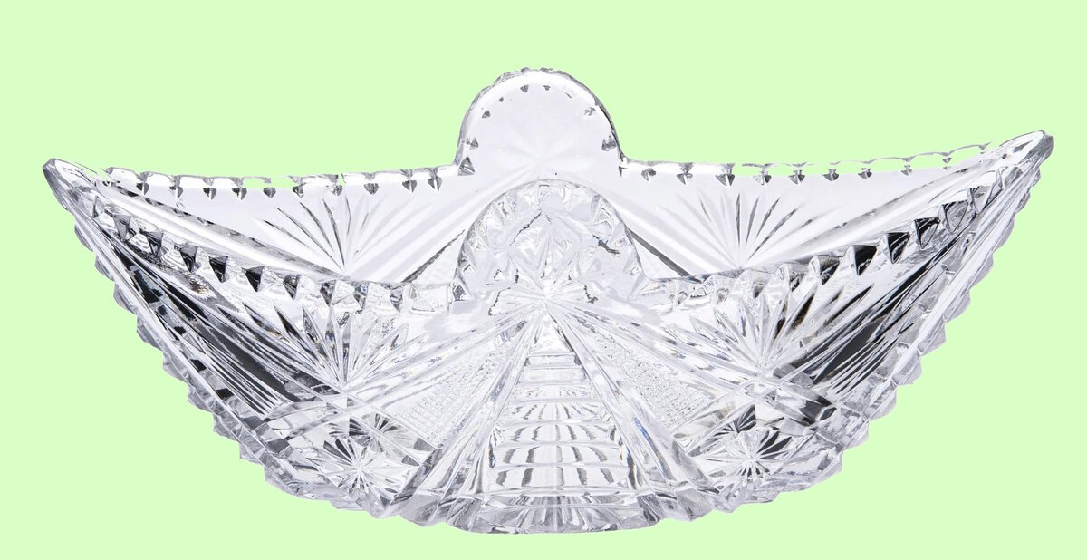 Та самая хрустальная конфетница, которая была, пожалуй, чуть ли не в каждой квартире. Фотоколлаж из открытых источников (яндекс картинки).