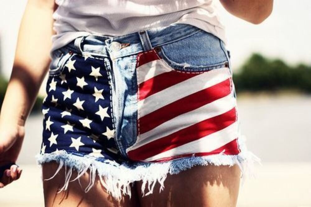 Девушка с американским флагом. Самые крутые шорты. Модные шорты Америка. Шорты в стиле флага США джинсовые. Short american