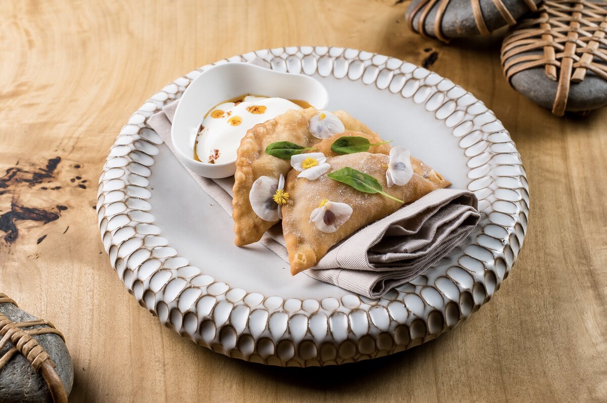    Чебурек с красной курицей, масло из краснодарской аджики, копченая сметанаФото пресс-службы