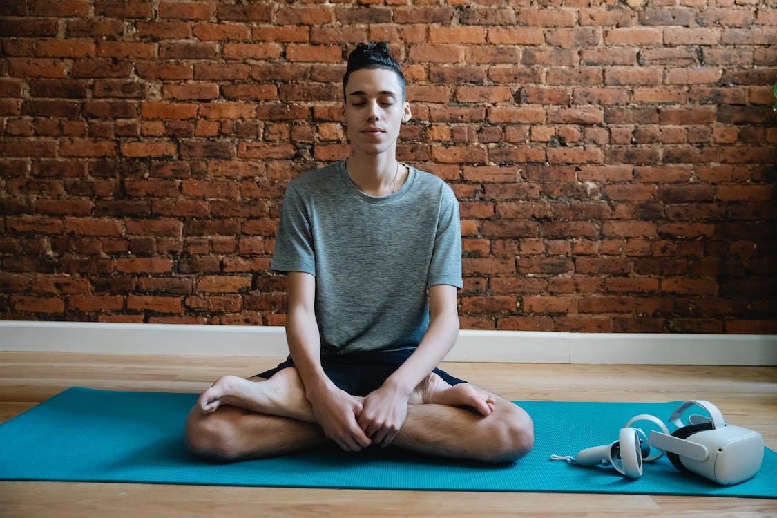 Позы йоги для начинающих в домашних условиях фото