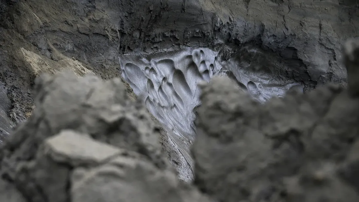 Вечная мерзлота на вершине скалы тает в реке Колыма, Сибирь, Россия, 6 июля 2019 года.