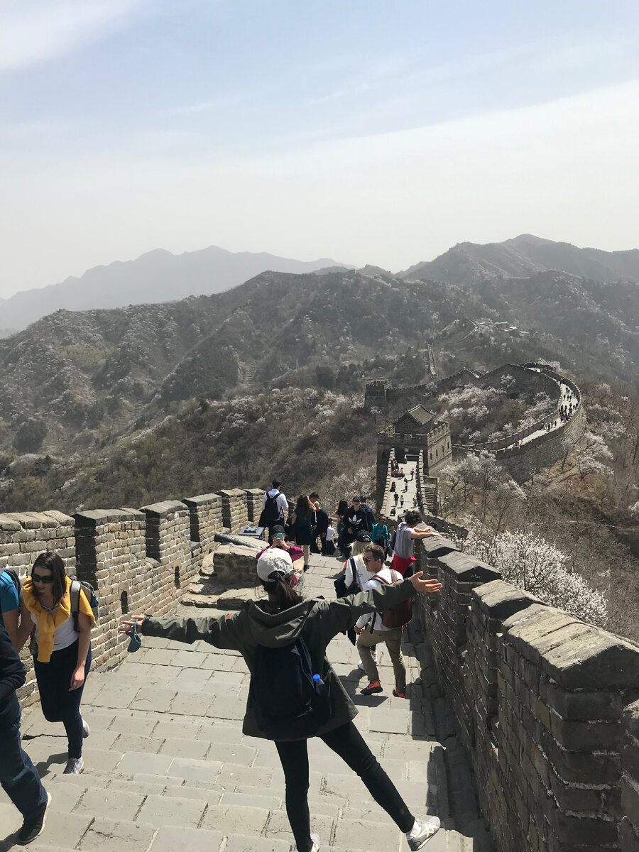 Жил и учился я в городе Чанчунь. В преддверии выходных дней в Китае, мы с другом решили осуществить мечту всех тех, кто изучает китайский язык-поехать на Великую Китайскую стену.