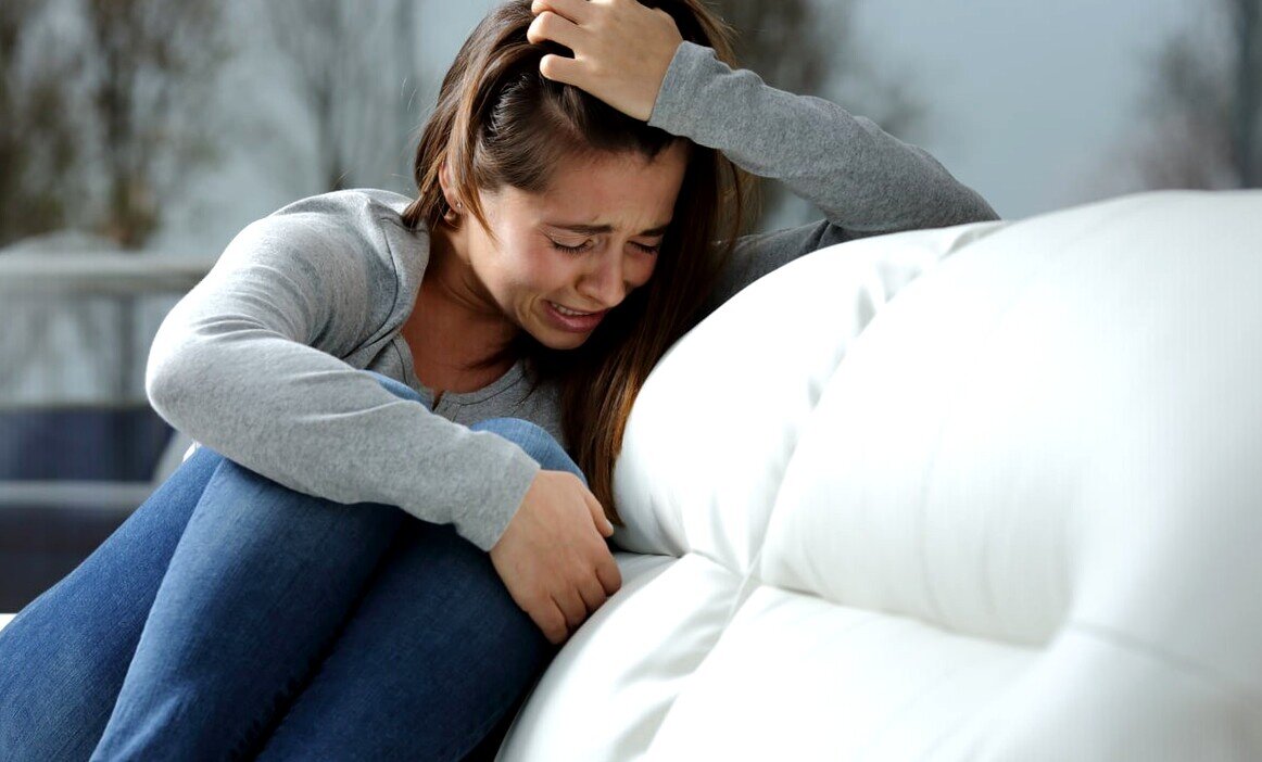 Женщина плачет, когда мужчина уходит