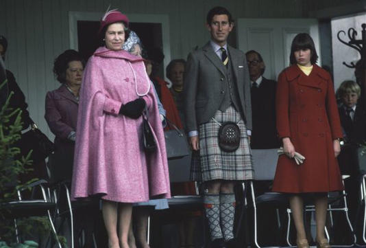 Королева стоит с Чарльзом и Сарой